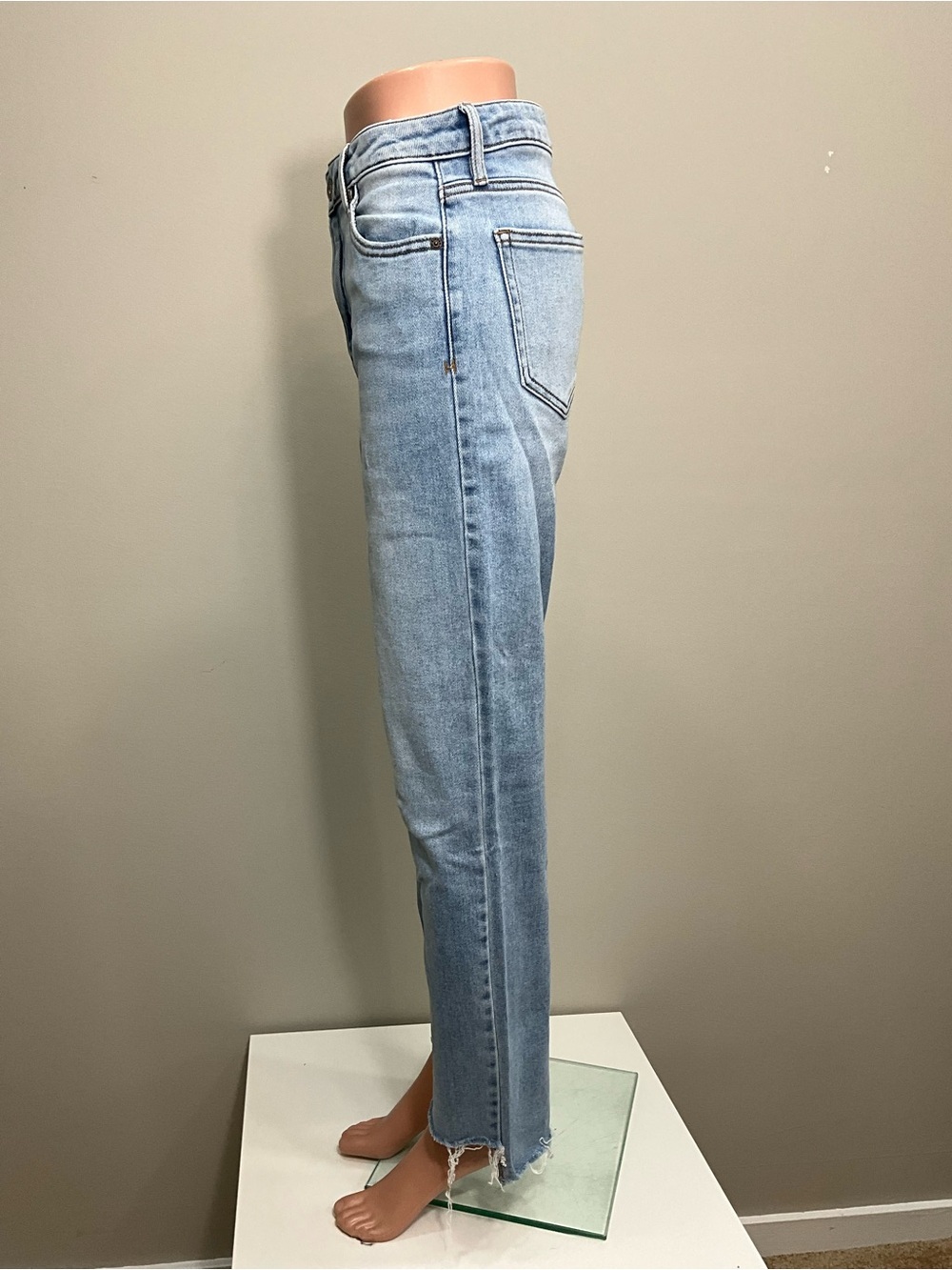 HIDDEN JEANS Light Wash Straight Leg Raw Hem Jeans Size 28 Relaxed Denim - Picture 5 of 7